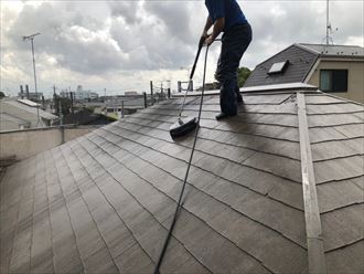 屋根を高圧洗浄で洗い流します